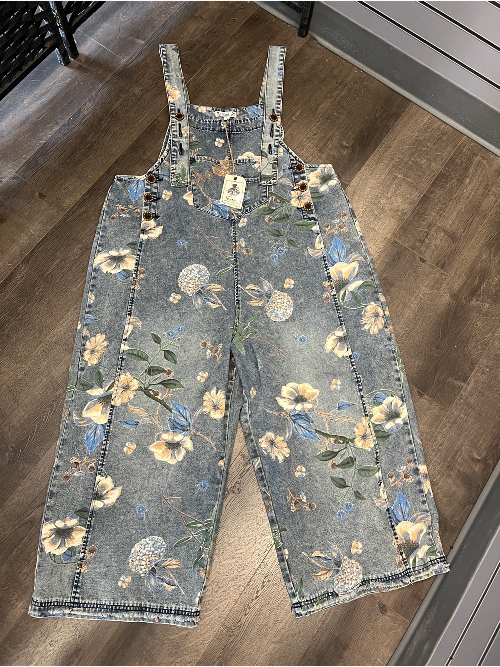 NWT Easel Floral Wide-Leg Denim Overalls - Blue and Cream Floral